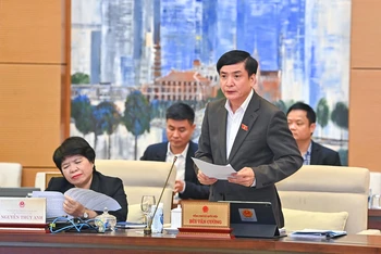 Tổng Thư ký Quốc hội, Chủ nhiệm Văn phòng Quốc hội Bùi Văn Cường trình bày dự kiến Chương trình giám sát năm 2024 của Quốc hội, Ủy ban Thường vụ Quốc hội. (Ảnh: DUY LINH)