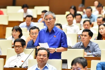 Đại biểu Nguyễn Anh Trí (đoàn Hà Nội) phát biểu ở hội trường sáng 1/6. (Ảnh: THỦY NGUYÊN)