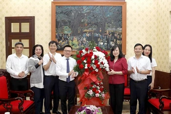 Bộ trưởng Y tế Đào Hồng Lan tặng hoa chúc mừng Báo Nhân Dân nhân dịp kỷ niệm 98 năm Ngày Báo chí cách mạng Việt Nam. (Ảnh: ĐĂNG KHOA)