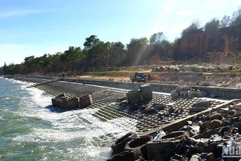 Kè chống sạt lở bờ biển khu phố 5 phường Đức Long và thôn Tiến Đức, xã Tiến Thành, thành phố Phan Thiết có chiều dài 350m. (Ảnh: ĐÌNH CHÂU)
