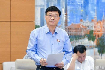 Chủ nhiệm Ủy ban Kinh tế của Quốc hội Vũ Hồng Thanh trình bày báo cáo giải trình, tiếp thu, chỉnh lý dự án Luật Kinh doanh bất động sản (sửa đổi). (Ảnh: DUY LINH)