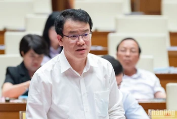 Thứ trưởng Kế hoạch và Đầu tư Trần Quốc Phương báo cáo tại Hội nghị toàn quốc triển khai luật, nghị quyết của Quốc hội khóa XV chiều 6/9. (Ảnh: DUY LINH)