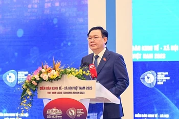 Chủ tịch Quốc hội Vương Đình Huệ phát biểu khai mạc Diễn đàn. (Ảnh: DUY LINH)