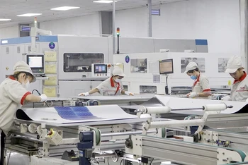 Sản xuất pin năng lượng mặt trời tại Công ty cổ phần Việt Nam Sunergy (100% vốn đầu tư Nhật Bản), Khu công nghiệp Đình Trám, tỉnh Bắc Giang. (Ảnh: ĐỒNG THÚY)