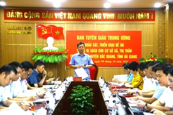 PGS, TS Vũ Trọng Lâm, Giám đốc - Tổng Biên tập Nhà xuất bản Chính trị quốc gia Sự thật phát biểu trong buổi làm việc giữa Đoàn công tác và Huyện ủy Bắc Quang, ngày 9/10/2023.
