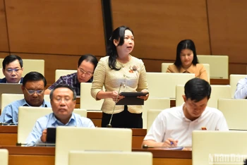 Đại biểu Lý Tiết Hạnh (đoàn Bình Định) cho ý kiến về dự án Luật Tài nguyên nước (sửa đổi). (Ảnh: THỦY NGUYÊN)