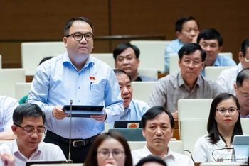Đại biểu Phạm Trọng Nghĩa (đoàn Lạng sơn) phát biểu ý kiến trong phiên thảo luận ở hội trường về kinh tế-xã hội chiều 31/10. (Ảnh: DUY LINH)