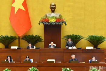Phó Chủ tịch Quốc hội Nguyễn Khắc Định điều hành nội dung thảo luận về dự án Luật Tổ chức Tòa án nhân dân (sửa đổi) chiều 22/11. (Ảnh: THỦY NGUYÊN)