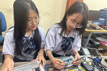 Nhóm tác giả trong quá trình hoàn thiện chiếc đồng hồ.