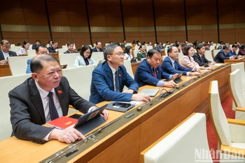 Quốc hội biểu quyết thông qua Nghị quyết về một số cơ chế, chính sách đặc thù thực hiện các chương trình mục tiêu quốc gia tại Kỳ họp bất thường lần thứ 5, Quốc hội khóa XV, ngày 18/1/2024. (Ảnh: DUY LINH)