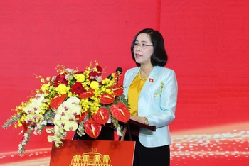 Trưởng Ban Công tác đại biểu Nguyễn Thị Thanh báo cáo tổng kết tình hình tổ chức và hoạt động của Hội đồng nhân dân các tỉnh, thành phố trực thuộc trung ương năm 2023 và phương hướng, nhiệm vụ công tác năm 2024. (Ảnh: DUY LINH)