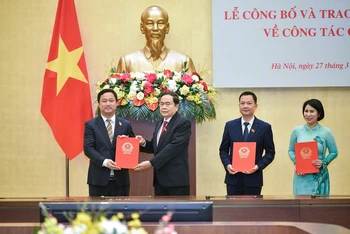 Phó Chủ tịch Thường trực Quốc hội Trần Thanh Mẫn trao Nghị quyết cho các đồng chí được Ủy ban Thường vụ Quốc hội phê chuẩn, bổ nhiệm. 
