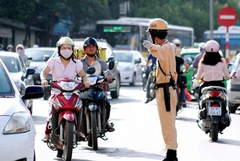 Luật Trật tự, an toàn giao thông đường bộ vừa được Quốc hội khóa XV thông qua quy định chi tiết độ tuổi, sức khỏe và điều kiện của người điều khiển phương tiện tham gia giao thông đường bộ. (Ảnh minh họa)