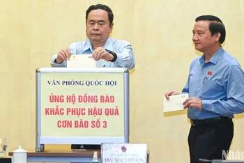 Chủ tịch Quốc hội Trần Thanh Mẫn và các đồng chí Phó Chủ tịch Quốc hội ủng hộ đồng bào khắc phục hậu quả cơn bão số 3. (Ảnh: DUY LINH)