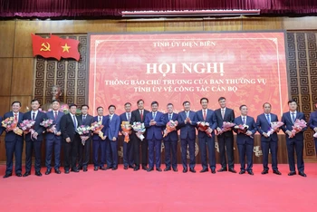 Các đồng chí lãnh đạo Tỉnh ủy, HĐND, UBND, Ủy ban Mặt trận Tổ quốc Việt Nam tỉnh Điện Biên tặng hoa chúc mừng các nhân sự được điều động, bổ nhiệm.