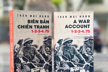 Cuốn sách "Biên bản chiến tranh 1-2-3-4.75" phiên bản tiếng Việt và tiếng Anh.