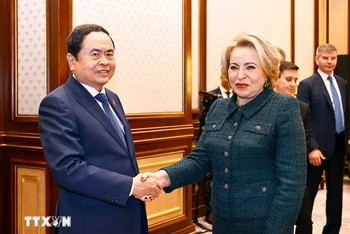 Chủ tịch Quốc hội Trần Thanh Mẫn gặp Chủ tịch Hội đồng Liên bang Nga Valentina Matvienko. (Ảnh: TTXVN)