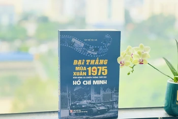Cuốn sách "Đại thắng mùa Xuân 1975 - Bản hùng ca chiến thắng thời đại Hồ Chí Minh".