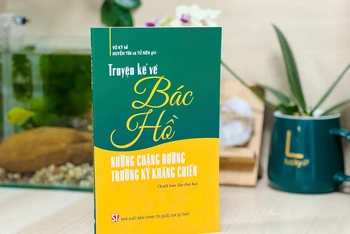 Cuốn sách "Truyện kể về Bác Hồ - Những chặng đường trường kỳ kháng chiến".