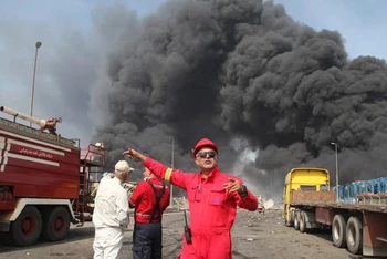 Hiện trường vụ nổ tại cảng Shahid Rajaee ở thành phố Bandar Abbas, tỉnh Hormozgan, phía Tây Nam Iran ngày 26/4/2025. (Ảnh: THX/TTXVN)