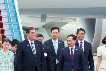Phó Thủ tướng, Bộ trưởng Ngoại giao Bùi Thanh Sơn đón Thủ tướng Nhật Bản Ishiba Shigeru và Phu nhân tại Sân bay quốc tế Nội Bài. (Ảnh: TTXVN)