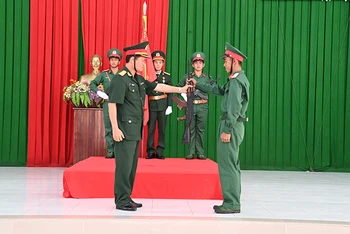 Trao vũ khí cho chiến sĩ mới khi chính thức trở thành người chiến sĩ Quân đội Nhân dân Việt Nam.