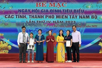 Các gia đình tiêu biểu đoạt giải Nhì phần thi "Cùng con đọc sách" được biểu dương, khen thưởng.