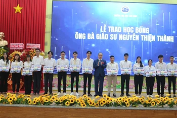 Sinh viên vượt khó, học giỏi được trao học bổng tại buổi lễ khai giảng năm học mới.