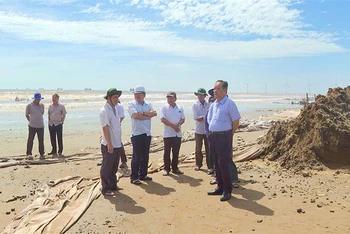 Lãnh đạo Ủy ban nhân dân tỉnh Trà Vinh cùng đại diện sở, ngành đến khảo sát tại khu vực Cồn Nhàn, xã Đông Hải.