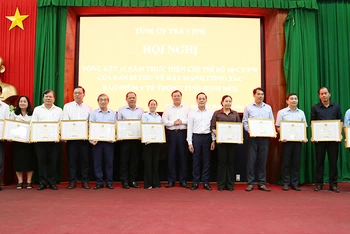 Đại diện các tập thể có thành tích xuất sắc trong công tác bảo hiểm y tế nhận Bằng khen của Ủy ban nhân dân tỉnh Trà Vinh