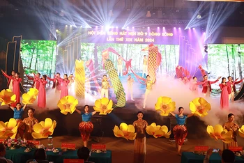 Tiết mục tốp ca múa tại hội diễn "Tiếng hát hẹn hò 9 dòng sông".