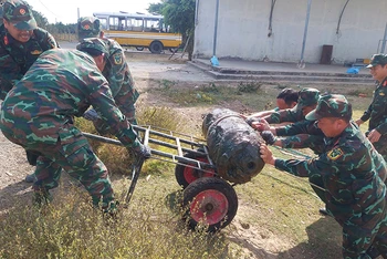 Vận chuyển bom lên xe bàn giao cho Lữ đoàn Công binh 25, Quân khu 9.