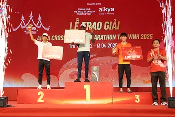 Các vận động viên đạt thành tích cao ở đường chạy 42km, hạng mục dành cho nam nhận thưởng.