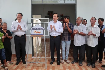 Hộ bà Thạch Thị Sa Tụm, xã Lương Hòa, huyện Châu Thành, tỉnh Trà Vinh đón Chôl Chnăm Thmây trong ngôi nhà mới.