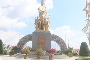 Tượng đài "Toàn dân nổi dậy, đoàn kết lập công” tỉnh Trà Vinh.