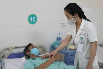 Bệnh nhân được bác sĩ thăm khám và tư vấn trước khi xuất viện.
