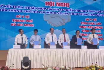 Lãnh đạo Sở Y tế Thành phố ký kết Bản ghi nhớ hợp tác và phát triển giữa ngành y tế thành phố và các tỉnh vùng Tây Nguyên giai đoạn 2024-2025.