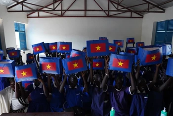 Niềm vui của các cháu tại Bentiu Girls Primary School khi nhận được những món quà thiết thực.