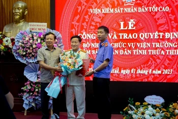 Đồng chí Bí thư Tỉnh ủy Lê Trường Lưu và Phó Viện trưởng Viện KSND tối cao Nguyễn Duy Giảng trao quyết định và tặng hoa chúc mừng tân Viện trưởng Viện KSND tỉnh Hồ Thanh Hải.