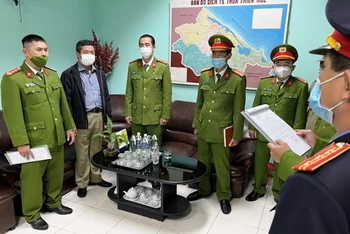 Cơ quan Công an đọc lệnh bắt tạm giam ông Hoàng Văn Đức (thứ 2 từ trái sang), nguyên Giám đốc CDC Thừa Thiên Huế theo quyết định của Cơ quan Cảnh sát điều tra Công an tỉnh Thừa Thiên Huế ngày 17/2/2023. (Ảnh: Công an cung cấp).