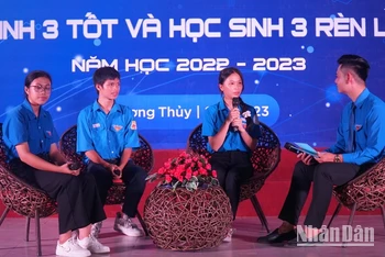3 gương học sinh tiêu biểu giao lưu, chia sẻ tại chương trình.