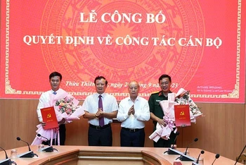 Đồng chí Bí thư Tỉnh ủy Lê Trường Lưu cùng Phó Bí thư Thường trực Tỉnh ủy Phan Ngọc Thọ trao Quyết định và tặng hoa chúc mừng các cá nhân.