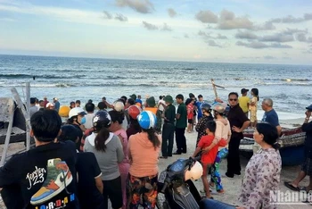 Lực lượng Bộ đội Biên phòng và người dân triển khai tìm kiếm học sinh bị mất tích.