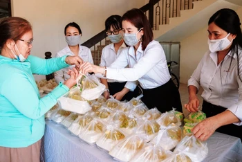 Chương trình “Bữa cơm yêu thương” tại Bệnh viện huyện Phú Lộc.