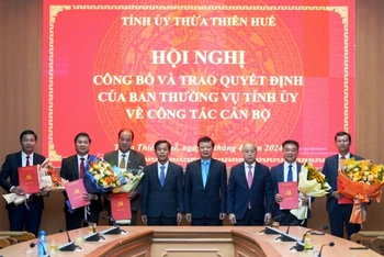 Công bố và trao quyết định của Ban Thường vụ Tỉnh ủy Thừa Thiên Huế về công tác cán bộ cho nhiều cán bộ chủ chốt.