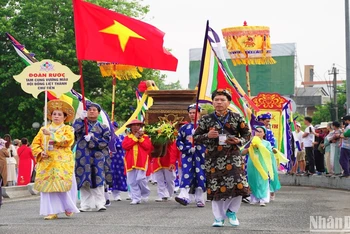 Nghinh rước Thánh Mẫu bằng đường bộ từ Thánh đường Thiên Tiên Thánh giáo đến Nghinh Lương Đình với quãng đường hơn 3km.