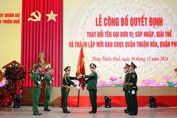 Thừa ủy quyền của Bộ Quốc phòng, Trung tướng Hà Thọ Bình, Tư lệnh Quân Khu 4 trao Quân kỳ Quyết thắng cho Ban Chỉ huy Quân sự quận Phú Xuân thuộc Bộ Chỉ huy Quân sự thành phố Huế.