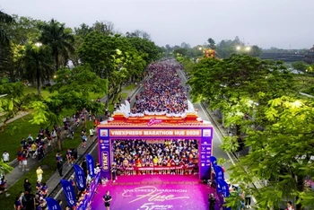 Khởi động và xuất phát cự ly Full Marathon cũng như chính thức bắt đầu giải chạy mùa thứ 5 của VnExpress Marathon Huế 2025.