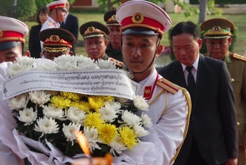 Ban Công tác đặc biệt tỉnh Salavan dâng hương, dâng hoa các Anh hùng liệt sĩ.