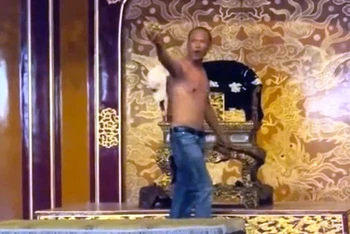 Đối tượng có biểu hiện loạn thần đập phá tay ngai, gây hư hỏng ngai vua triều Nguyễn - Bảo vật quốc gia.
